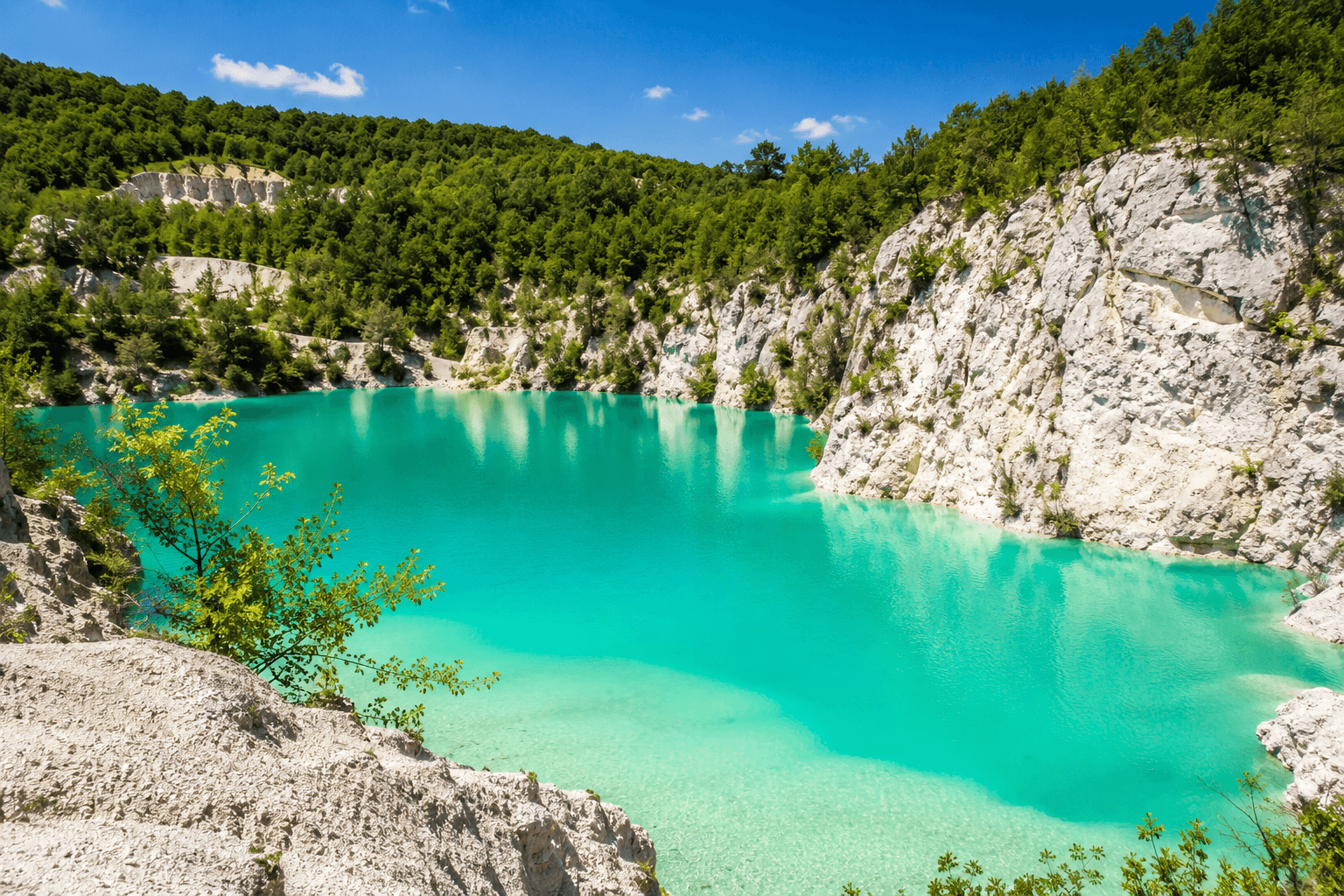 Bešenovačko jezero – srpski biser sa vodom nestvarne boje